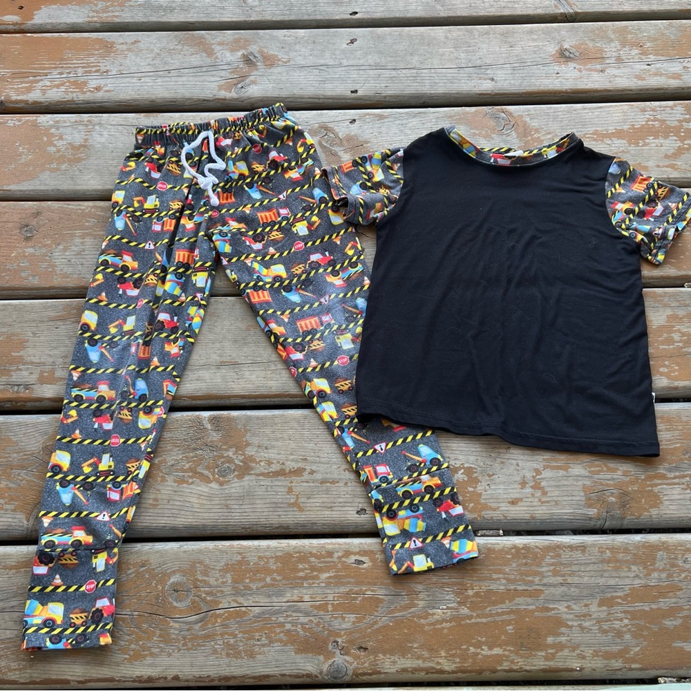 Bumblito 2 Piece Matching Joggers & Short Sleeve Top
Size 5/6 Years